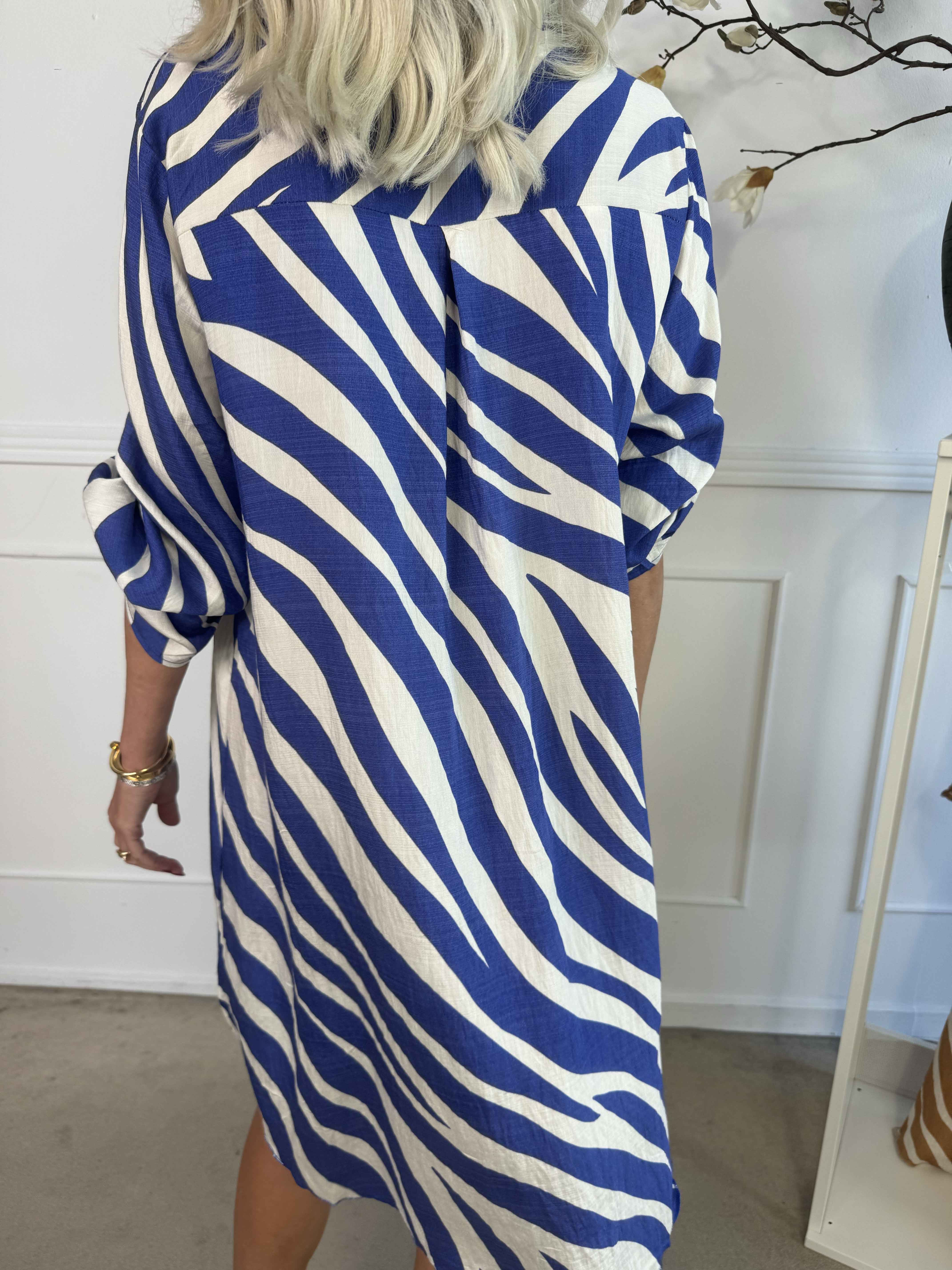 Luna - Randig tunikaklänning i viskos med knappar vid bröstet